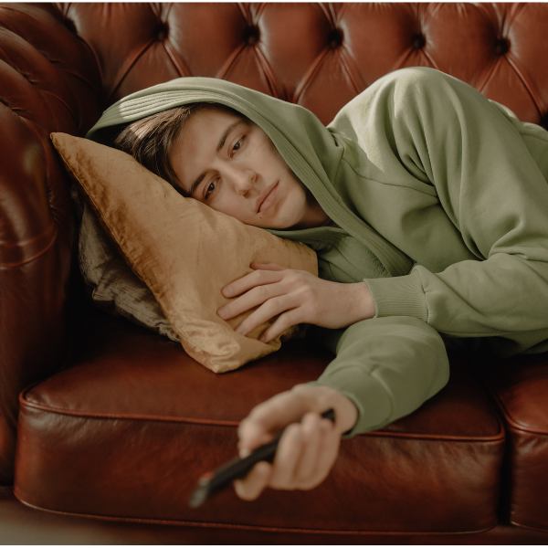 imagen de persona viendo tv ¿Por qué no me apetece hacer nada?